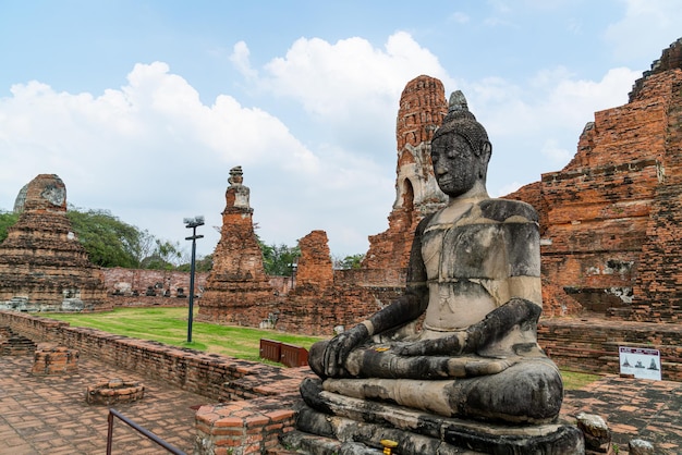 Templo Wat Mahathat en el recinto del Parque Histórico de Sukhothai, un sitio del Patrimonio Mundial de la UNESCO en Ayutthaya, Tailandia