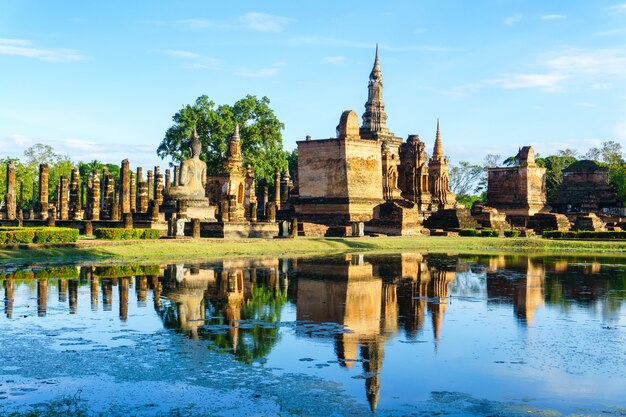 Templo de Wat Mahathat en el recinto del parque histórico de Sukhothai, Tailandia