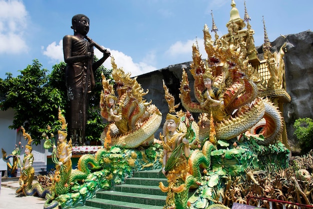 Templo Wat Maniwong o Mani Wong en Nakhon Nayok Tailandia