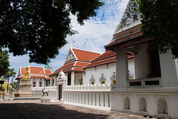 Templo Wat Phaichayon Phon Sep Ratchaworawihan para que la gente visite y ore en Amphoe Phra Pradaeng en Samut Prakan Tailandia