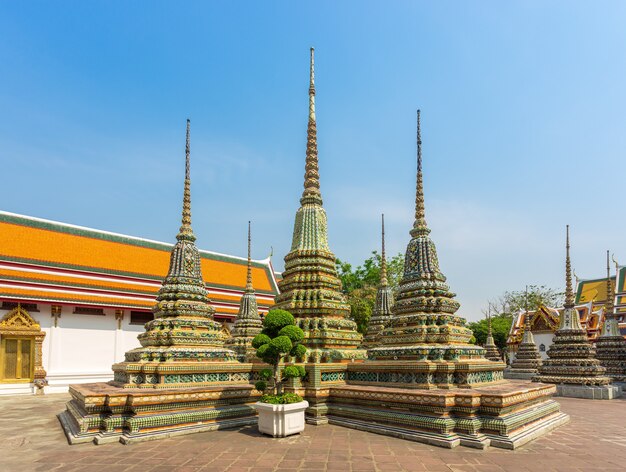 Templo Wat Pho detrás del Gran Palacio, donde se encuentra el símbolo popular en Bangkok, Tailandia.