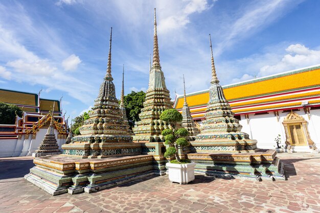 Templo Wat Pho o Wat Phra Chetuphon en día soleado, Bangkok, Tailandia