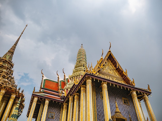 Templo de Wat Phra Kaew en la ciudad de Bangkok, Tailandia.