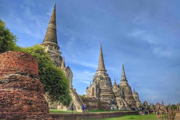 Foto templo wat phra sri sanphet no parque histórico de ayutthaya contra o céu