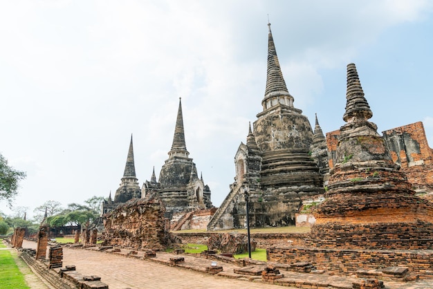 Templo Wat Phra Sri Sanphet en el recinto del Parque Histórico de Sukhothai, declarado Patrimonio de la Humanidad por la UNESCO en Ayutthaya, Tailandia