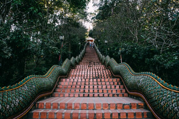 Templo de Wat Phrathat Doi Suthep en las montañas en Chiang Mai, Tailandia