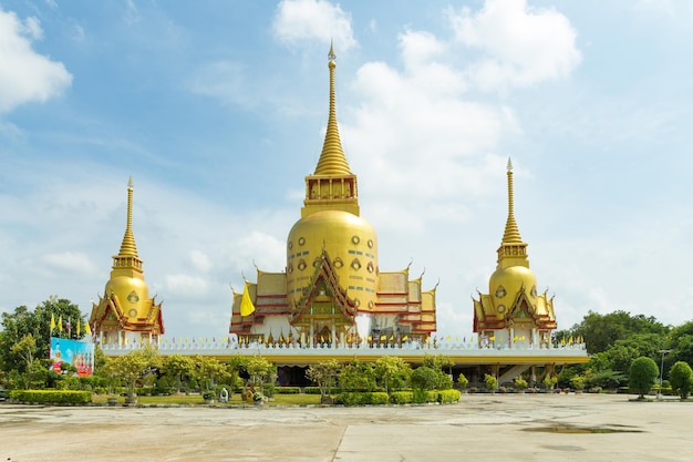 El templo Wat Pong Agas es un famoso templo budista con una gran pagoda dorada en Tailandia