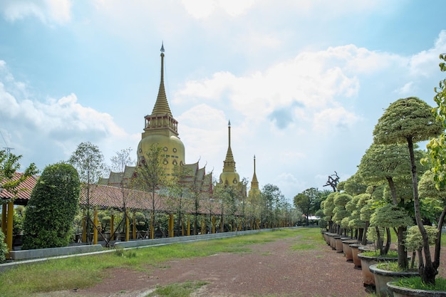 El templo Wat Pong Agas es un famoso templo budista con una gran pagoda dorada en Tailandia