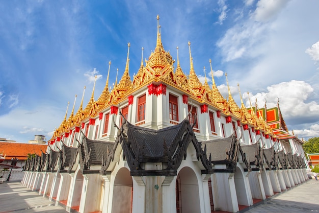 Templo de Wat Ratchanatdaram en fondo del cielo azul en Bangkok, Tailandia.