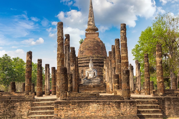 Templo Wat Sa Si no parque histórico de Sukhothai, Tailândia