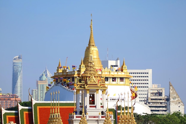 Templo Wat Saket com Castelo de Ferro Loha Prasat do Templo Wat Ratchanatdaram em Bangkok Tailândia