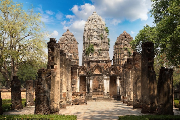 Templo Wat Si Sawai en el parque histórico de Sukhothai, Tailandia