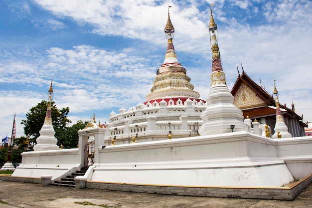 Templo Wat Songtham Worawihan para as pessoas visitarem e orarem em Amphoe Phra Pradaeng em Samut Prakan Tailândia