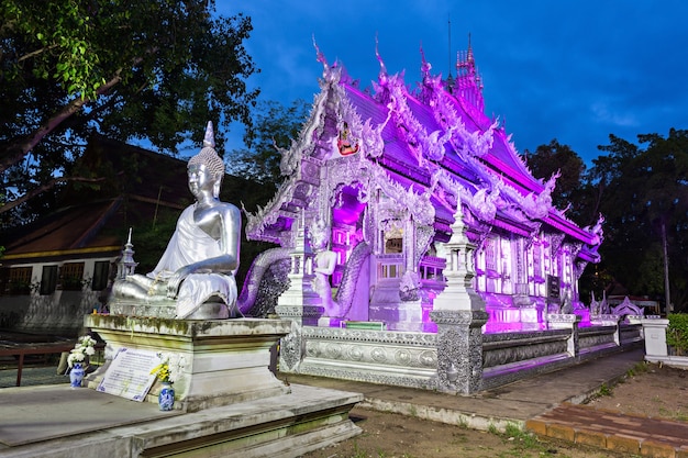 Templo Wat Sri Suphan à noite em Chiang Mai, Tailândia