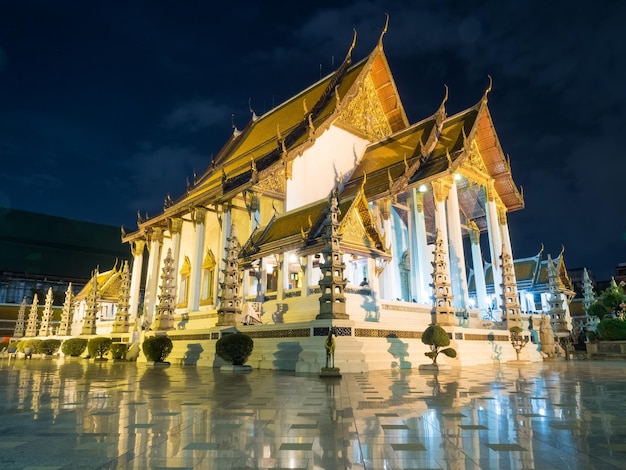 El templo Wat Suthat es un templo elegante, hermoso y antiguo en Bangkok, Tailandia