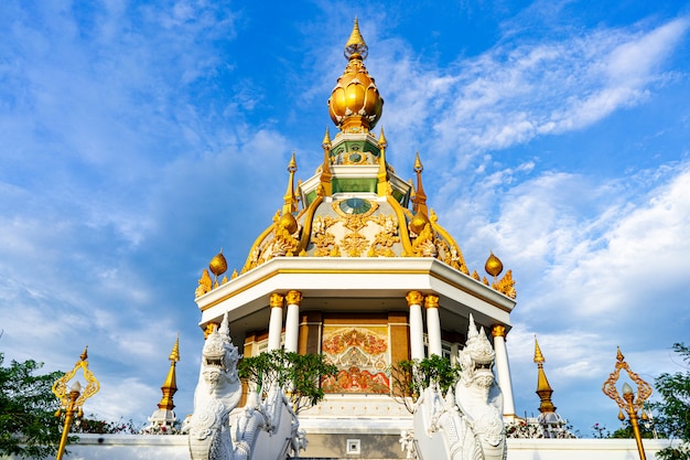 Templo de Wat Thung Setthi en la provincia de khonkaen Tailandia.