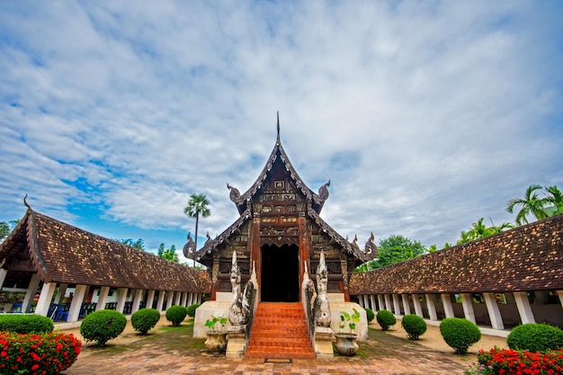 Templo Wat Ton KainOld hecho de madera conocido como punto de referencia de la ciudad ubicada en Chiang Mai Tailandia