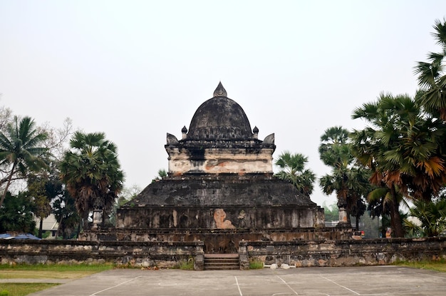 Templo Wat Wisunalat Visoun y estilo cingalés Pra That Makmo o Pra That Pathum stupa edificio antiguo en Luang Prabang Laos