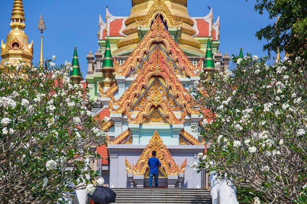 Foto templo wattangsai o phra mahathat chedi pakdepregrad cielo azul ubicado en la montaña thongchai, bang saphan. prachuap khiri khan.