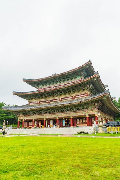 Templo de Yakcheonsa en la isla de Jeju, Corea del Sur