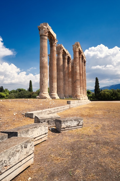 Templo de Zeus en el centro de Atenas, Grecia en un día brillante