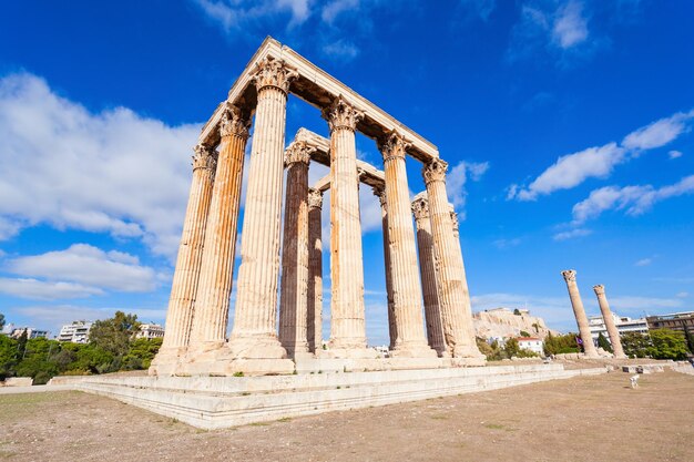 El Templo de Zeus Olímpico o el Olimpo es un monumento de Grecia y un antiguo templo colosal en el centro de la capital griega Atenas.