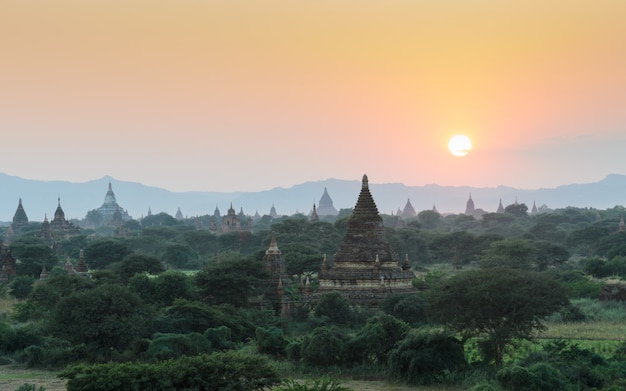 Templos antigos de Bagan ao pôr do sol, Myanmar