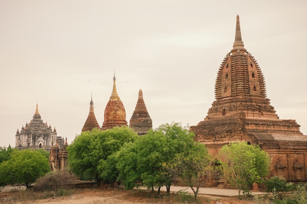 Templos antigos em Bagan ao nascer do sol