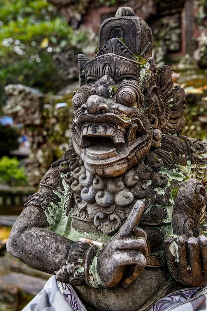 Templos de Bali, hermosa escultura de piedra, Indonesia.