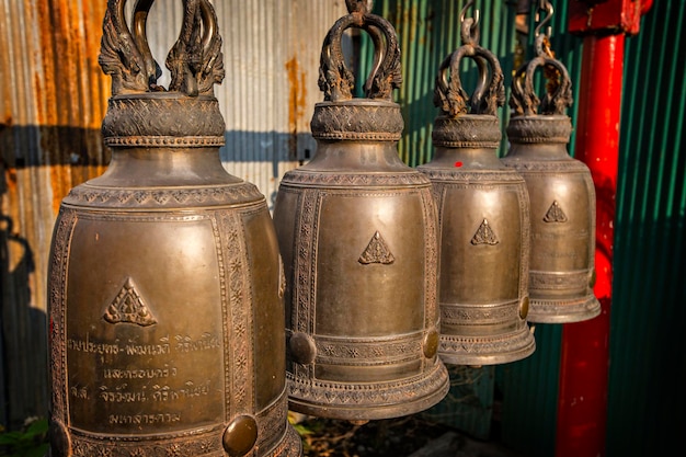 Templos budistas da Tailândia e sinos de oração fora de Bangkoks Wat Arun, Tailândia