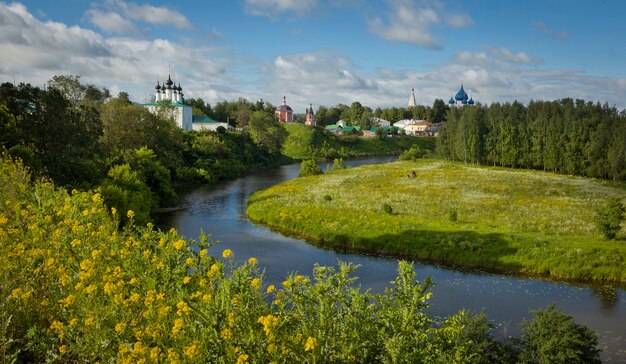 Templos e mosteiros antigos da cidade de suzdal, rússia