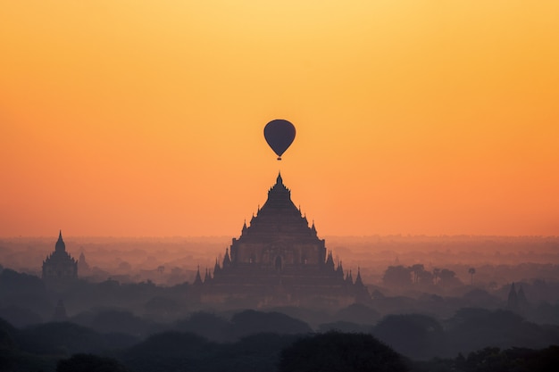 Templos em bagan com balão de ar quente