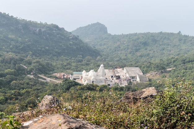 Templos jainistas de estilo pagode branco cercados por árvores e selvas da cordilheira de parasnath