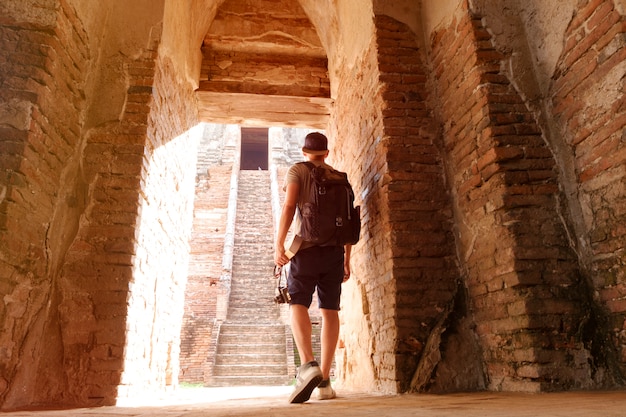 Templos jovens do viajante Ásia com iluminação do nascer do sol, conceito de viagem e recreação