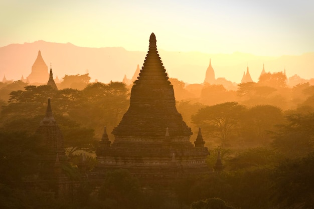Templos en la zona arqueológica de Bagan contra el cielo durante la puesta de sol