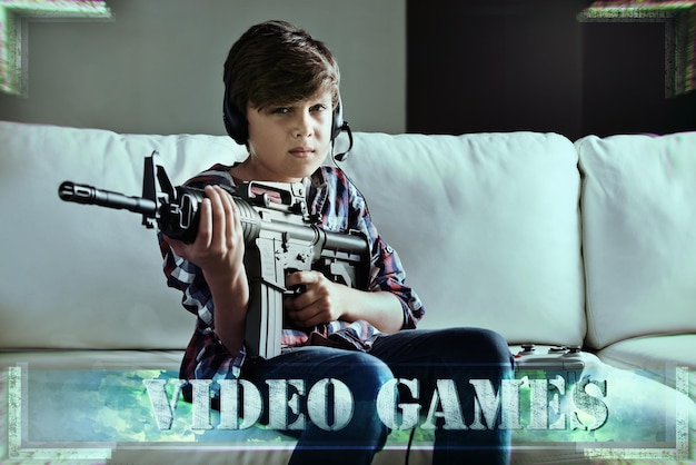 Tempo de bloqueio e carregamento foto de um menino jogando videogames violentos