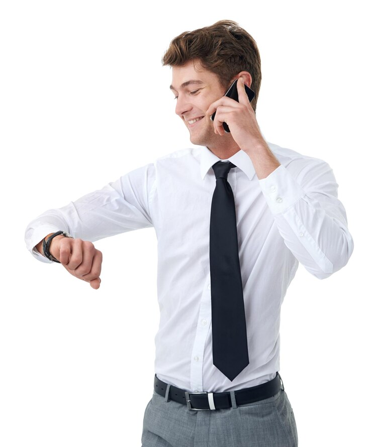 Foto tempo de chamada telefônica e sorriso com o homem de negócios no estúdio isolado em fundo branco para consulta contato móvel e jovem empregado feliz verificando o relógio para comunicação ou programação de rede