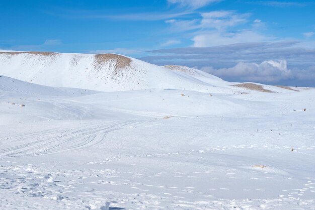 Foto tempo de inverno de montanha nevada. paisagem do inverno do espaço da neve das montanhas