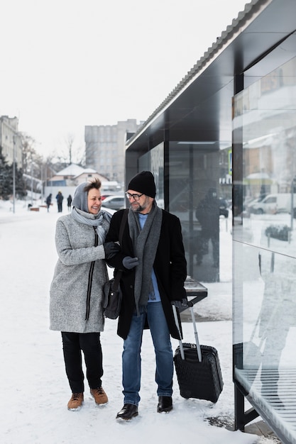 Foto tempo de inverno de pessoas sorridentes de tiro completo