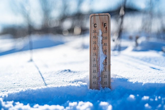 Foto tempo de inverno o termômetro na neve mostra baixas temperaturas em celsius