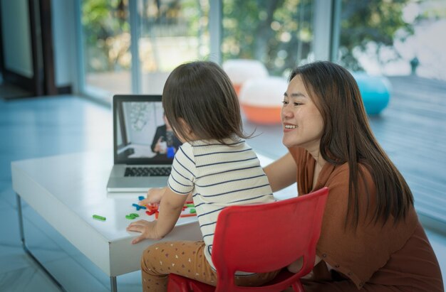 Tempo de jogo atividades de jogos de aprendizagem pré-escolares de garotinha fofa no vdo, aprendizagem on-line com a mãe