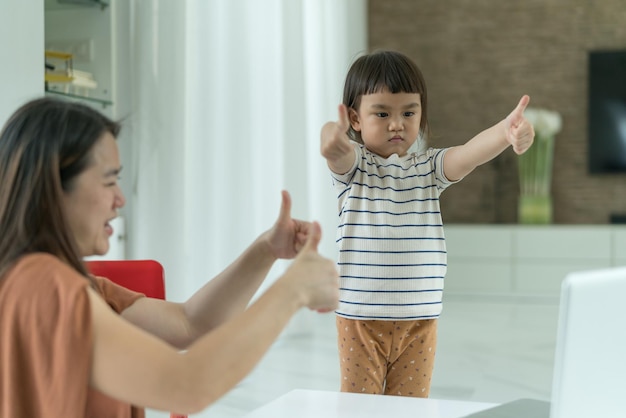 Tempo de jogo Atividades de jogos de aprendizagem pré-escolares de garotinha fofa no VDO, aprendizagem on-line com a mãe