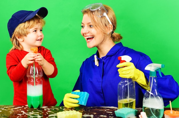 Tempo de limpeza mãe e filho com material de limpeza família feliz sorrindo mulher e criança se divertindo
