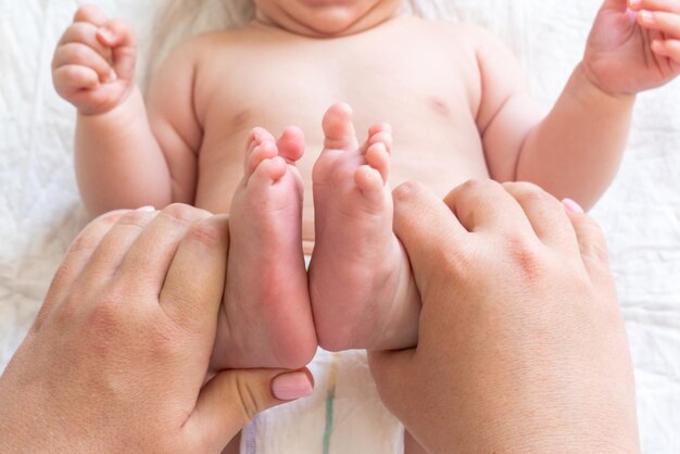 Tempo de massagem para recém-nascidos, conceito de pés minúsculos de um toque de cura da mãe