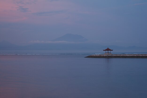 Tempo de silêncio após o pôr do sol na praia Sanur de Bali