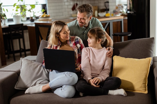 Tempo de união familiar com o laptop em um ambiente aconchegante