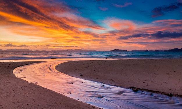 Tempo do por do sol na praia com paisagem crepuscular.