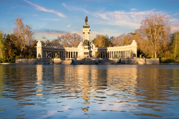 Tempo do por do sol no memorial no parque da cidade de retiro, madri, espanha.