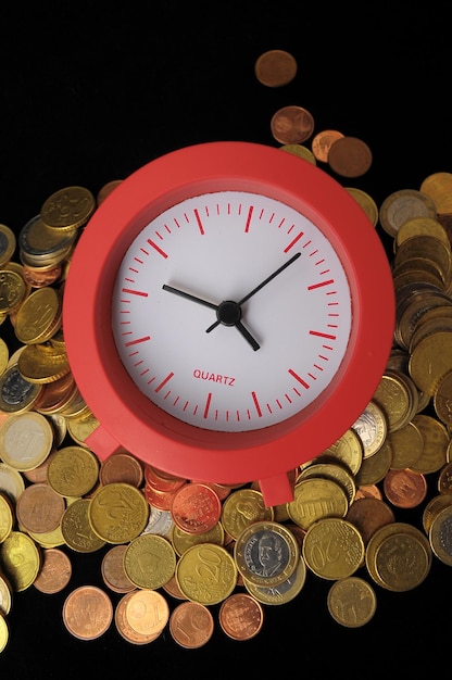 Tempo é dinheiro conceito um relógio e moeda