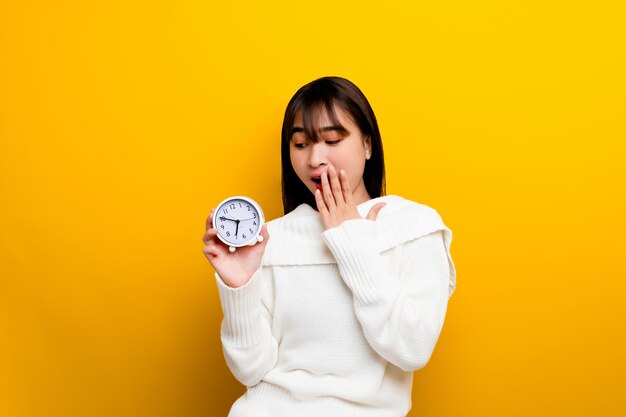 Tempo e sono As mulheres valorizam o tempo e o sono lembrete de hora de dormir cópia espaço amarelo cena de fotografia de estúdio